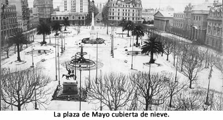 La plaza de Mayo cubierta de nieve.